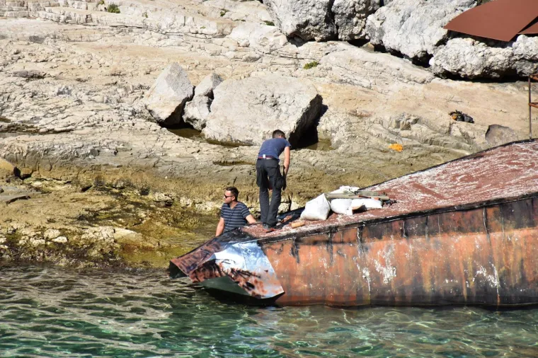 &Scaron;to se to događa u Puli? Austrijska podmornica nasukala se na Galebovim stijenama