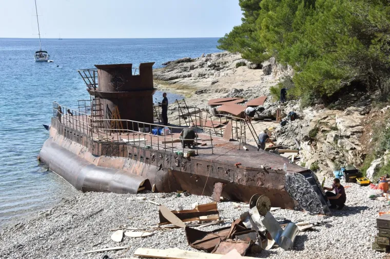 &Scaron;to se to događa u Puli? Austrijska podmornica nasukala se na Galebovim stijenama