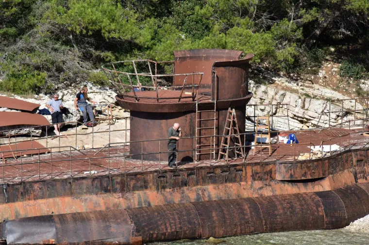 &Scaron;to se to događa u Puli? Austrijska podmornica nasukala se na Galebovim stijenama