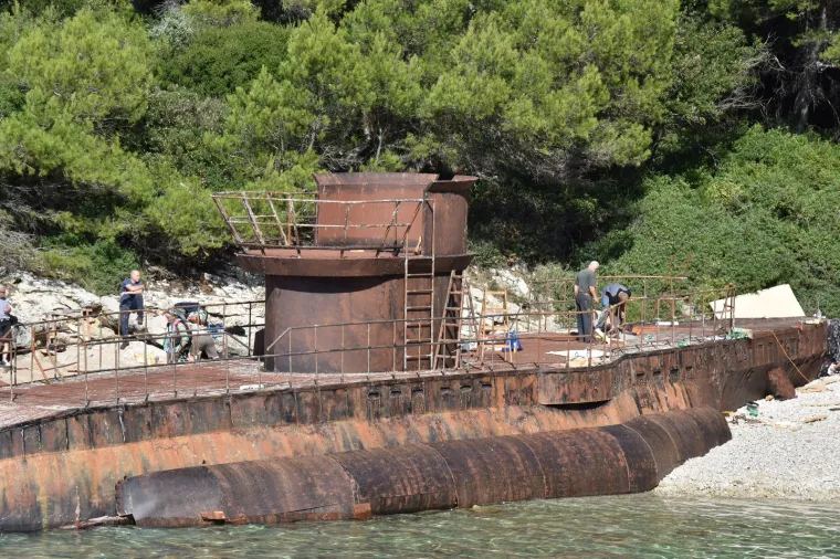 &Scaron;to se to događa u Puli? Austrijska podmornica nasukala se na Galebovim stijenama