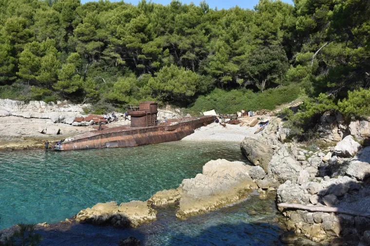 &Scaron;to se to događa u Puli? Austrijska podmornica nasukala se na Galebovim stijenama