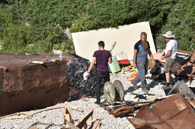 &Scaron;to se to događa u Puli? Austrijska podmornica nasukala se na Galebovim stijenama