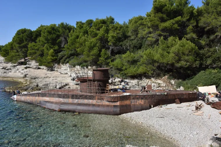 &Scaron;to se to događa u Puli? Austrijska podmornica nasukala se na Galebovim stijenama