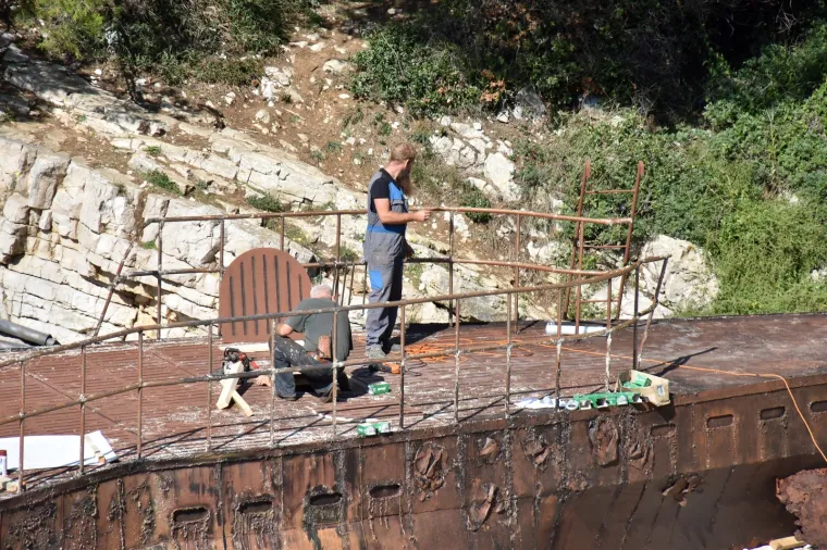 &Scaron;to se to događa u Puli? Austrijska podmornica nasukala se na Galebovim stijenama