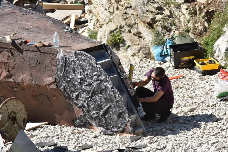 &Scaron;to se to događa u Puli? Austrijska podmornica nasukala se na Galebovim stijenama