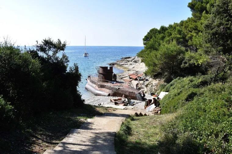 &Scaron;to se to događa u Puli? Austrijska podmornica nasukala se na Galebovim stijenama