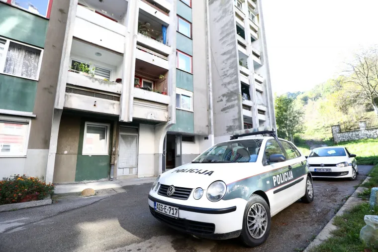 U tragediji koja je potresla BiH muškarac je zaklao ženu nakon čega se raznio bombom. Stradalo je i njihovo dijete