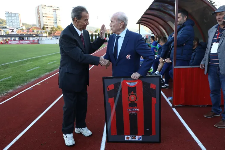 Tuzla, Bosna i Hercegovina - Povodom 100. obljetnice nogometnog kluba Sloboda odigrana je utakmica protiv Dinama iz Zagreba. Susret je zavr&scaron;en rezultaom 1:1. Sloboda je povela pogotkom Edisa Smajića u 27. minuti, a isti igrač bio je krivac za autogol i konačnih 1:1 deset minuta kasnije.Photo: Armin Durgut/PIXSELL