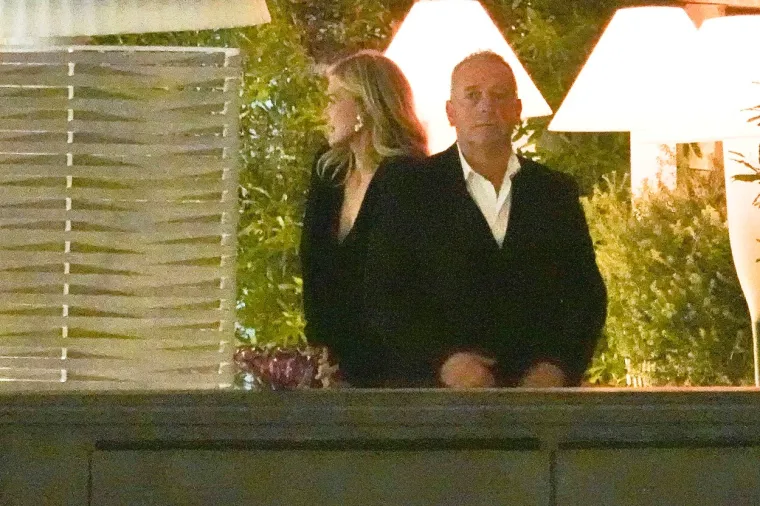 NOVA LJUBAV NA POMOLU? Michelle Pfeiffer na koktelu s tajanstvenim muškarcem