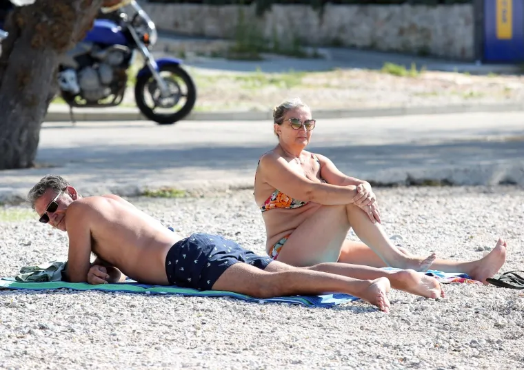 Tko bi rekao da je jesen? Na vodičkoj plaži građani jo&scaron; 'hvataju boju', a hrabre djevojke uskočile su u more