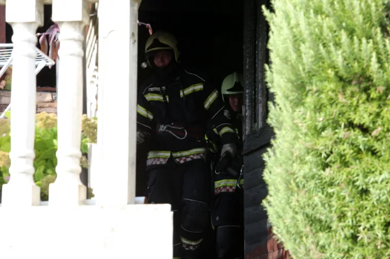 Drama u Rijeci: Izbio požar u stanu, jedna osoba ozlijeđena i prevezena u bolnicu