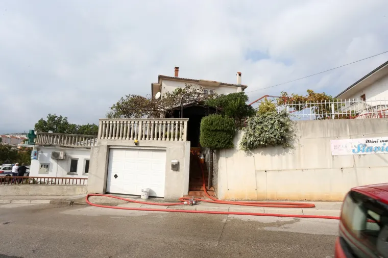 Drama u Rijeci: Izbio požar u stanu, jedna osoba ozlijeđena i prevezena u bolnicu