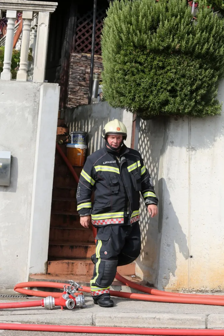 Drama u Rijeci: Izbio požar u stanu, jedna osoba ozlijeđena i prevezena u bolnicu