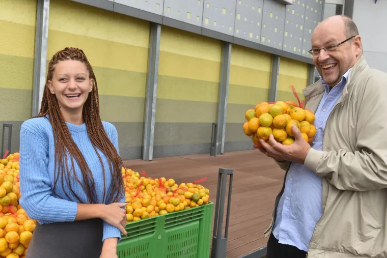 Tko je popularniji? Bandić posjetio Kristinu Mandarinu i pozirao joj za fotografiju