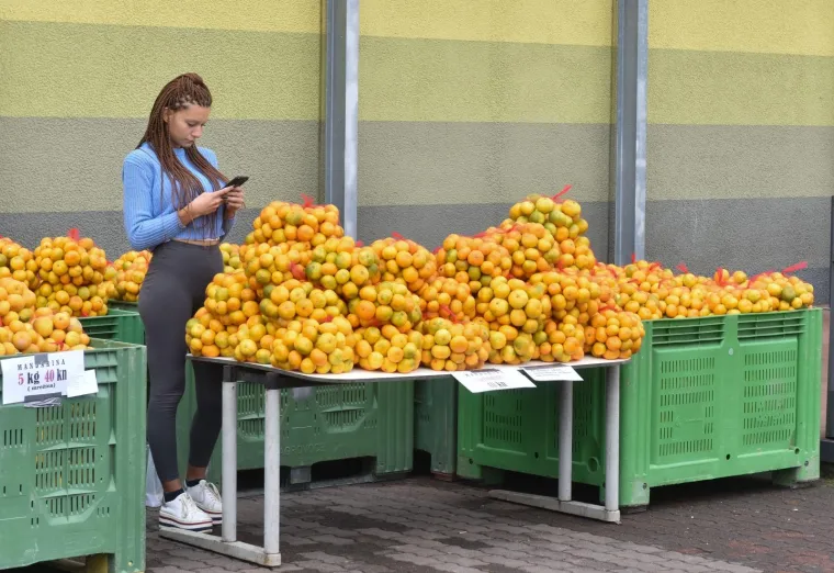 MANDARINA SE VRATILA: Kiki je ponovno na štandu, kupaca je mnogo, a ona je promijenila imidž