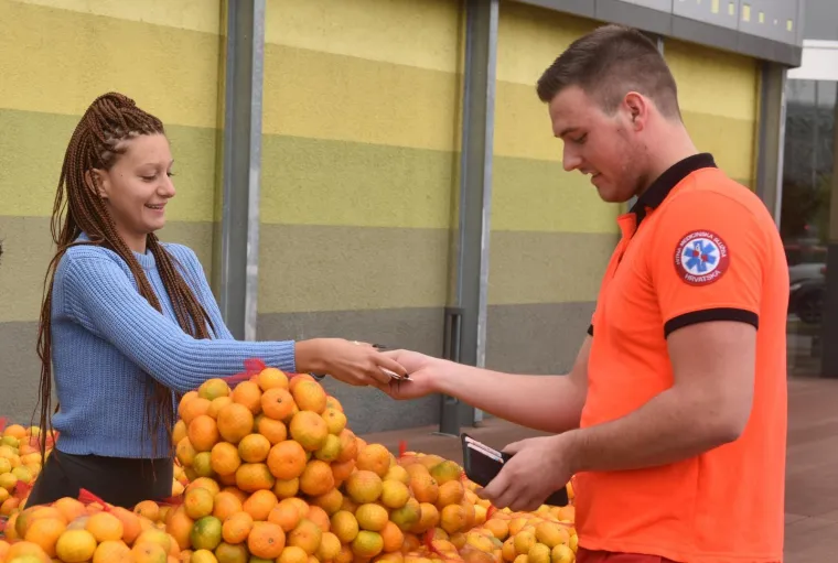 MANDARINA SE VRATILA: Kiki je ponovno na štandu, kupaca je mnogo, a ona je promijenila imidž