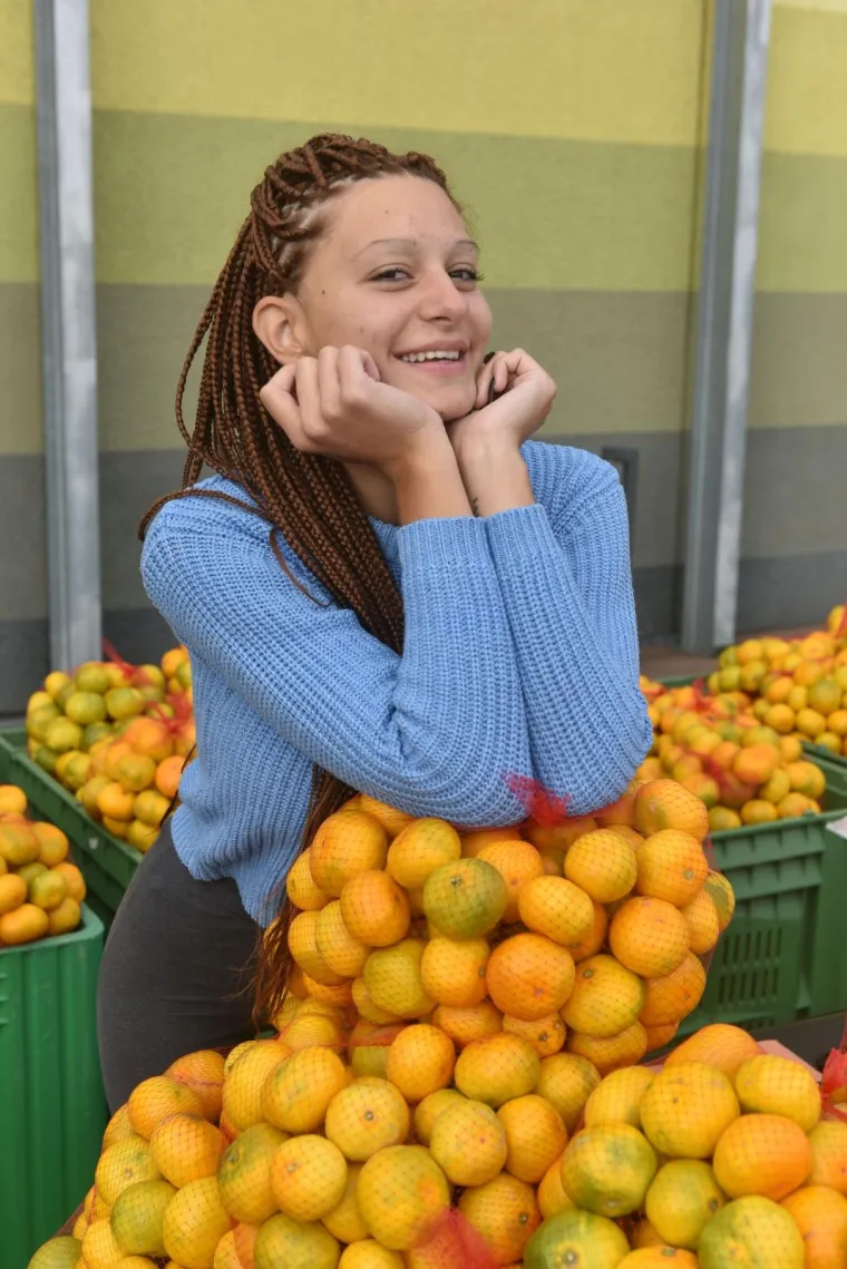 12.10.2019., Zagreb - Kristina Penava prodavacica mandarina ispred trgovackog centra King Crossa ponovno prodaje mandarine