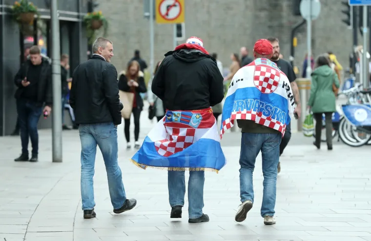 NAVIJAČI VEĆ TULUMARE CARDIFFOM: Stigle i prve snimke treninga Vatrenih, pogledajte kako se pripremaju za Wales