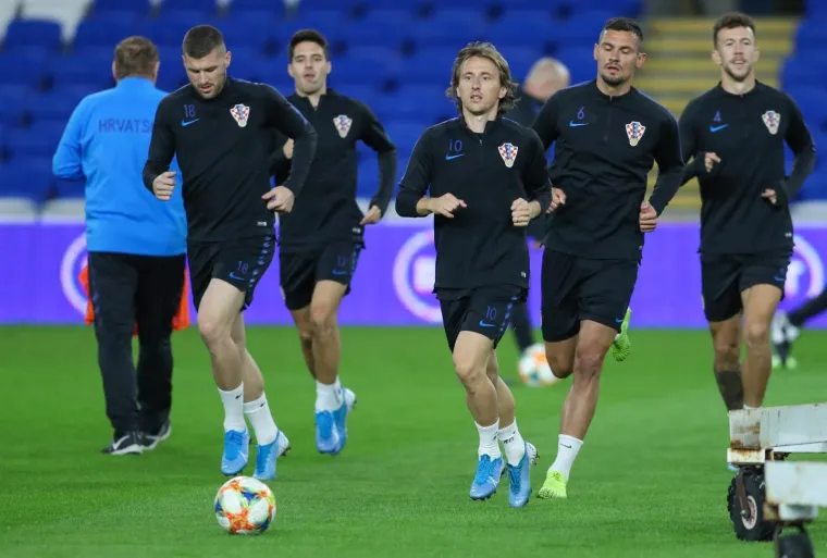 NAVIJAČI VEĆ TULUMARE CARDIFFOM: Stigle i prve snimke treninga Vatrenih, pogledajte kako se pripremaju za Wales