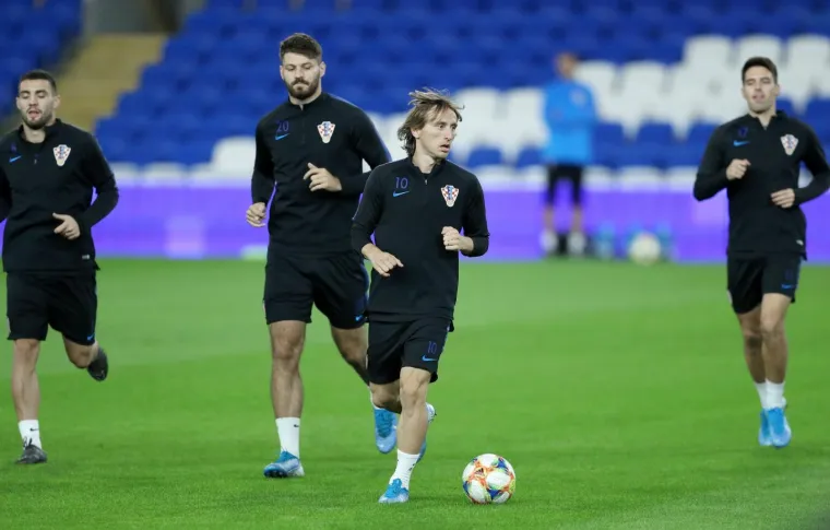 NAVIJAČI VEĆ TULUMARE CARDIFFOM: Stigle i prve snimke treninga Vatrenih, pogledajte kako se pripremaju za Wales