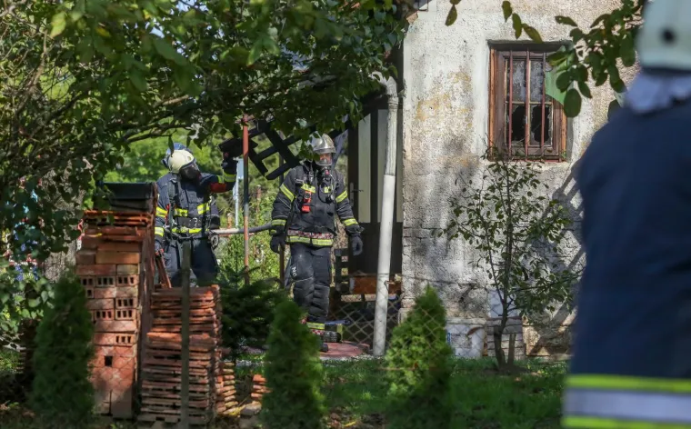 Buknuo požar u kući u Buzinu: Ozlijeđena trojica mu&scaron;karaca, prevezli su ih u bolnicu