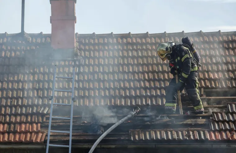 Buknuo požar u kući u Buzinu: Ozlijeđena trojica mu&scaron;karaca, prevezli su ih u bolnicu
