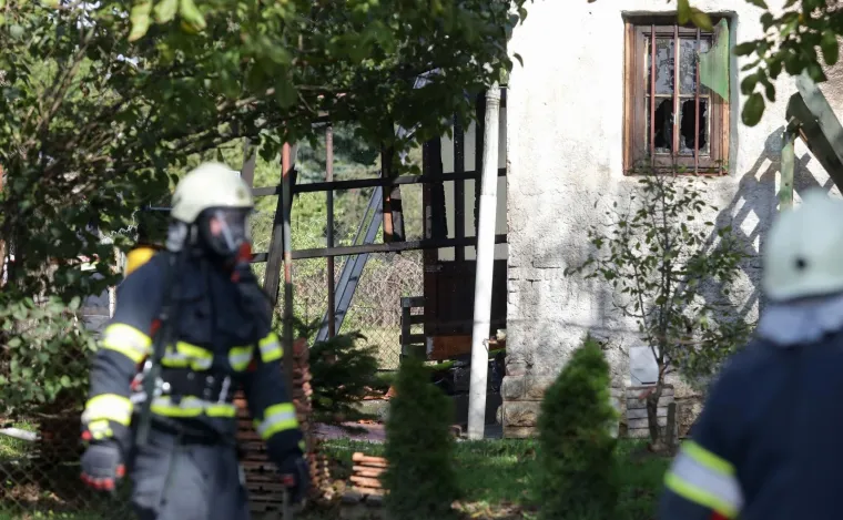 Buknuo požar u kući u Buzinu: Ozlijeđena trojica mu&scaron;karaca, prevezli su ih u bolnicu