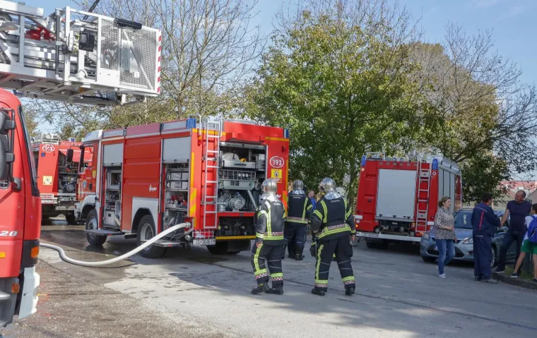 Buknuo požar u kući u Buzinu: Ozlijeđena trojica mu&scaron;karaca, prevezli su ih u bolnicu