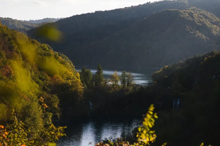 Idila u Plitvičkim jezerima: Jedan od na&scaron;ih najljep&scaron;ih nacionalnih parkova 'okupan' bojama jeseni