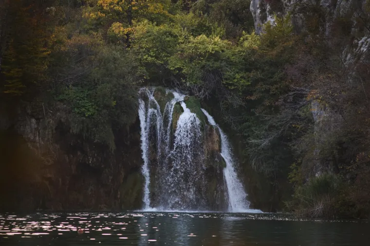 Idila u Plitvičkim jezerima: Jedan od na&scaron;ih najljep&scaron;ih nacionalnih parkova 'okupan' bojama jeseni