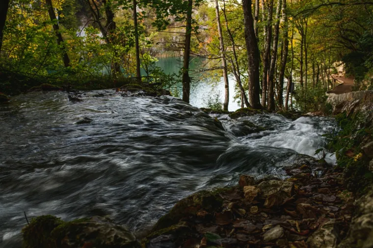 Idila u Plitvičkim jezerima: Jedan od na&scaron;ih najljep&scaron;ih nacionalnih parkova 'okupan' bojama jeseni