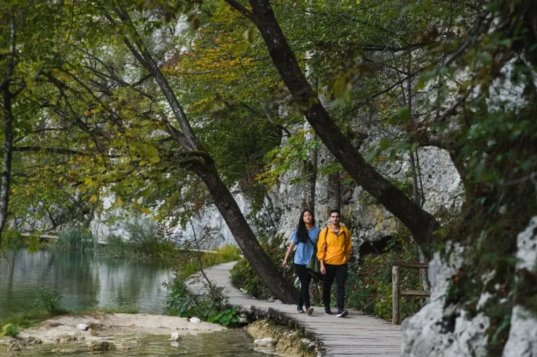 Idila u Plitvičkim jezerima: Jedan od na&scaron;ih najljep&scaron;ih nacionalnih parkova 'okupan' bojama jeseni