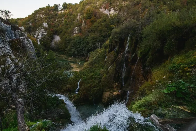 Idila u Plitvičkim jezerima: Jedan od na&scaron;ih najljep&scaron;ih nacionalnih parkova 'okupan' bojama jeseni