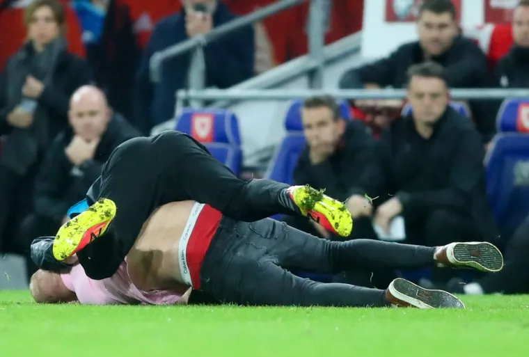 Svladali ga uz te&scaron;ke muke! Egzibicionist Walesa utrčao na teren tijekom utakmice Walesa i Hrvatske