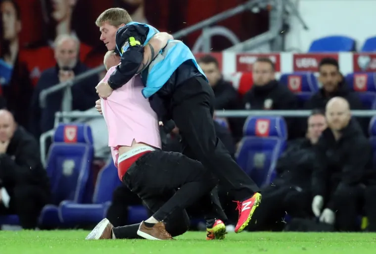 Svladali ga uz te&scaron;ke muke! Egzibicionist Walesa utrčao na teren tijekom utakmice Walesa i Hrvatske