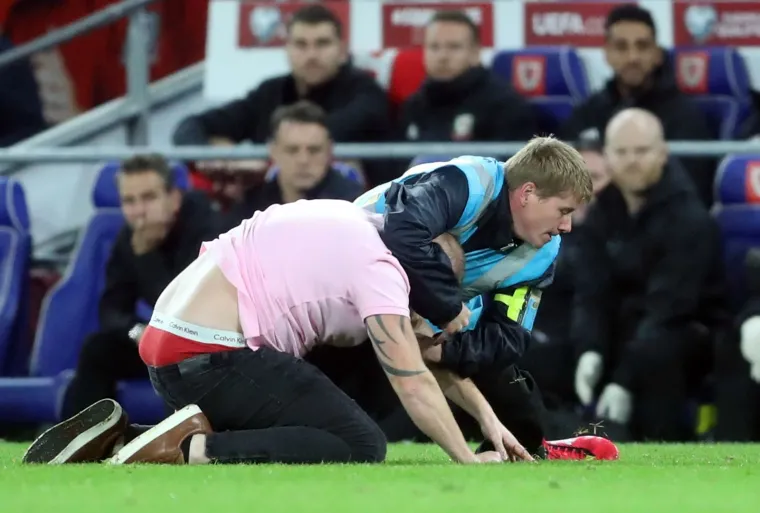 Svladali ga uz te&scaron;ke muke! Egzibicionist Walesa utrčao na teren tijekom utakmice Walesa i Hrvatske