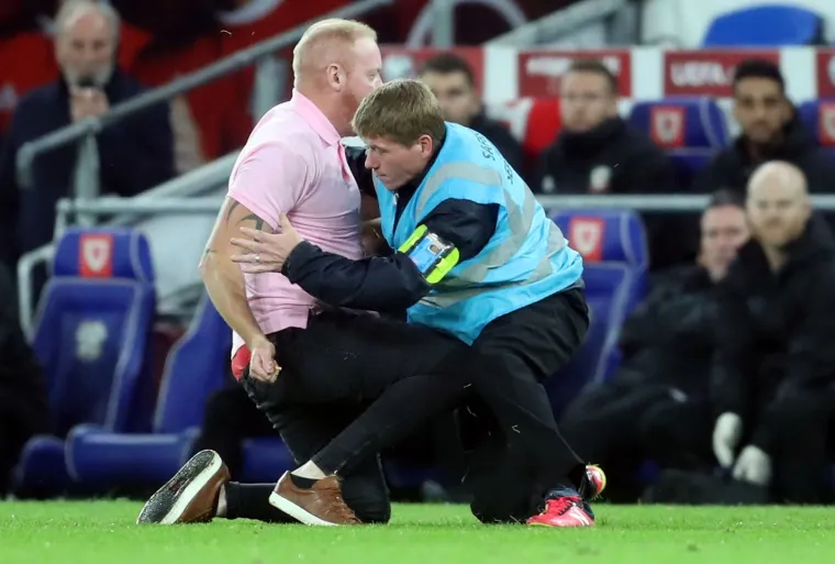 Svladali ga uz te&scaron;ke muke! Egzibicionist Walesa utrčao na teren tijekom utakmice Walesa i Hrvatske