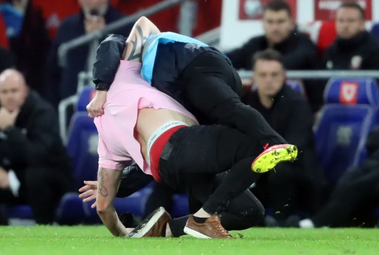 Svladali ga uz te&scaron;ke muke! Egzibicionist Walesa utrčao na teren tijekom utakmice Walesa i Hrvatske