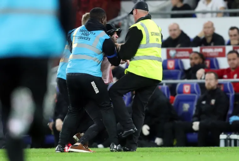 Svladali ga uz te&scaron;ke muke! Egzibicionist Walesa utrčao na teren tijekom utakmice Walesa i Hrvatske