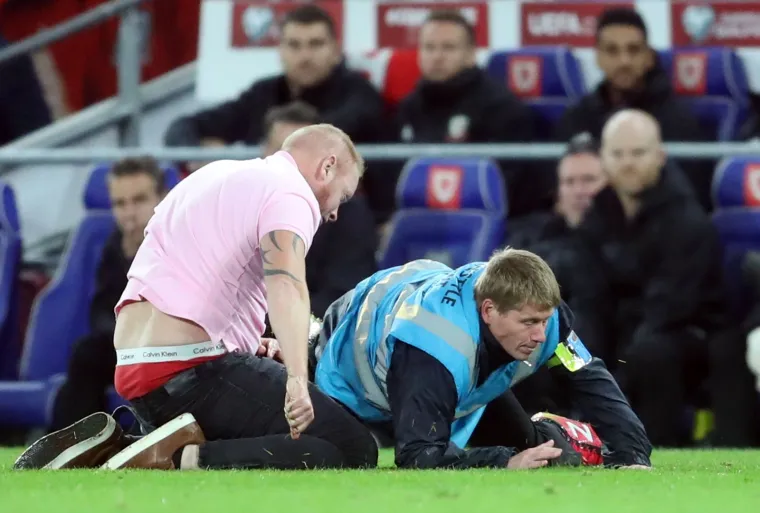 Svladali ga uz te&scaron;ke muke! Egzibicionist Walesa utrčao na teren tijekom utakmice Walesa i Hrvatske