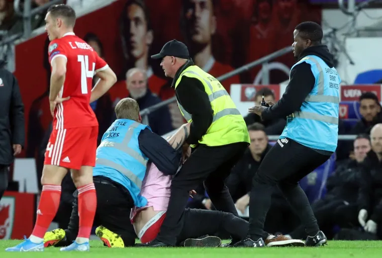 Svladali ga uz te&scaron;ke muke! Egzibicionist Walesa utrčao na teren tijekom utakmice Walesa i Hrvatske