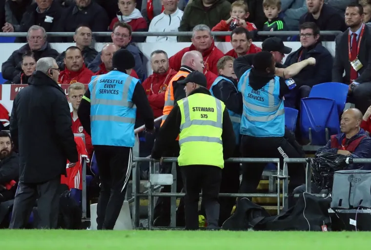 Svladali ga uz te&scaron;ke muke! Egzibicionist Walesa utrčao na teren tijekom utakmice Walesa i Hrvatske