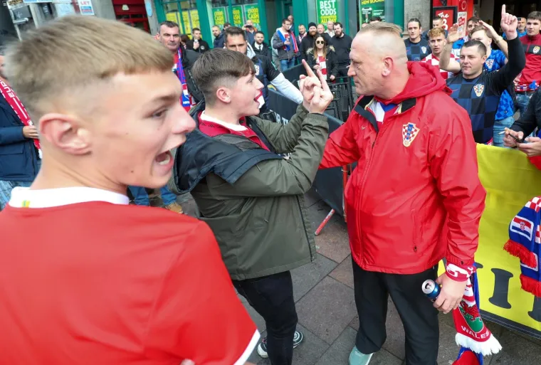 Napeto u Cardiffu: Hrvatski navijači nisu se isprovocirali pojedincima Walesa koji žele napraviti nered