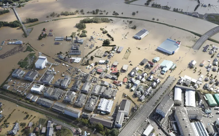 Apokaliptični prizori iz Japana: Poplavljene kuće, odroni, podivljale vodene bujice. Najgore tek dolazi
