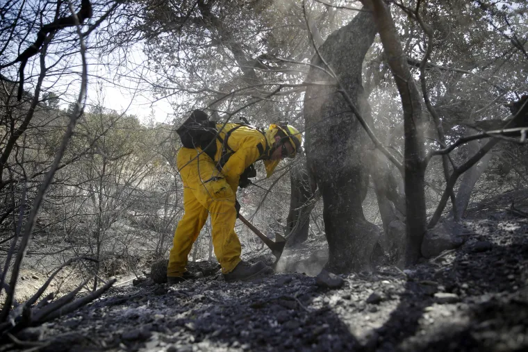 Tisuće vatrogasaca bori se s požarima u Kaliforniji: Dvoje mrtvih, 100.000 ljudi moralo napustiti je svoje domove