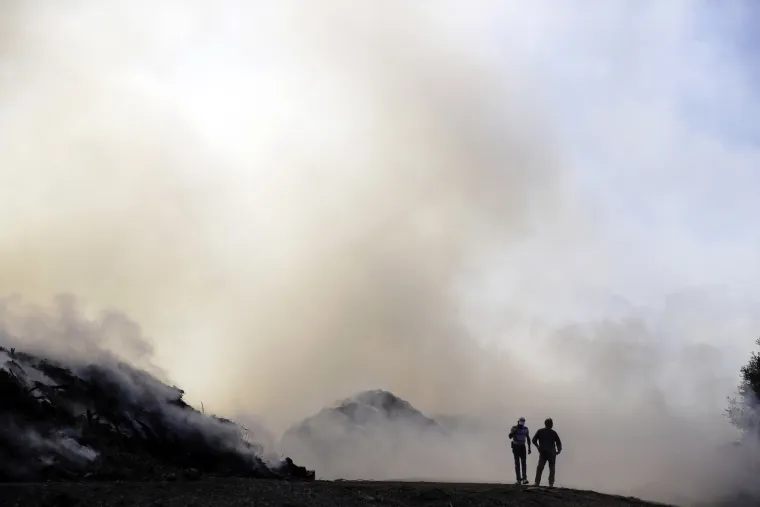 Tisuće vatrogasaca bori se s požarima u Kaliforniji: Dvoje mrtvih, 100.000 ljudi moralo napustiti je svoje domove