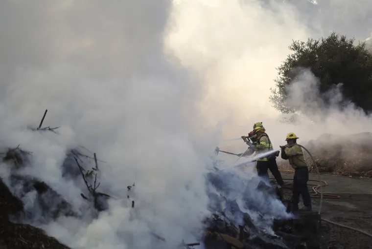 Tisuće vatrogasaca bori se s požarima u Kaliforniji: Dvoje mrtvih, 100.000 ljudi moralo napustiti je svoje domove