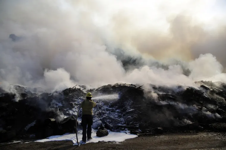Tisuće vatrogasaca bori se s požarima u Kaliforniji: Dvoje mrtvih, 100.000 ljudi moralo napustiti je svoje domove
