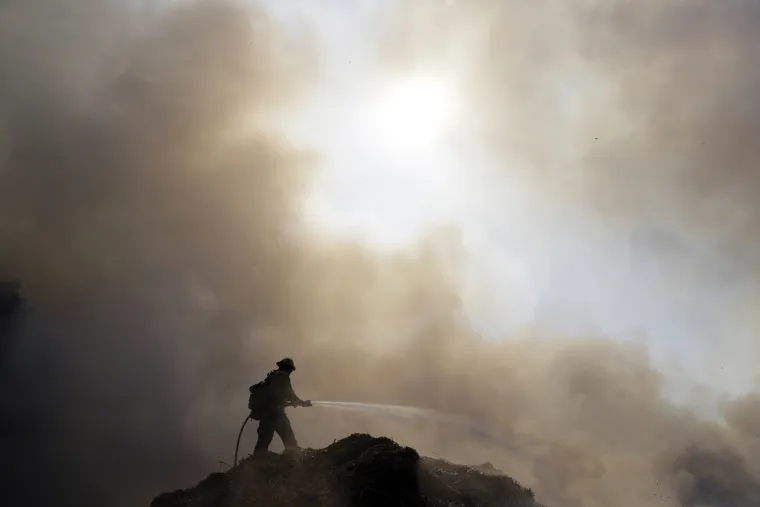 Tisuće vatrogasaca bori se s požarima u Kaliforniji: Dvoje mrtvih, 100.000 ljudi moralo napustiti je svoje domove