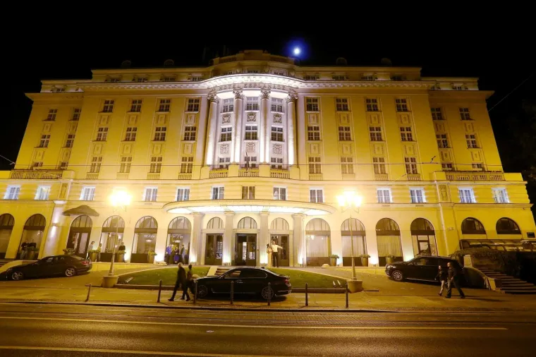 Ispred zagrebačkog hotela Esplanade u subotu navečer napadnut je i teško ozlijeđen poduzetnik Hrvoje Petrač, široj javnosti poznat kao osuđenik za otmicu sina generala Vladimira Zagorca i krunski svjedok u tzv. aferi dragulji. Zagrebačka policija objavila je da je 54-godišnjak napadnut oko 22,30 sati u Mihanovićevoj ulici, nakon što mu se na ulici prilikom parkiranja kratko obratio nepoznati muškarac.
